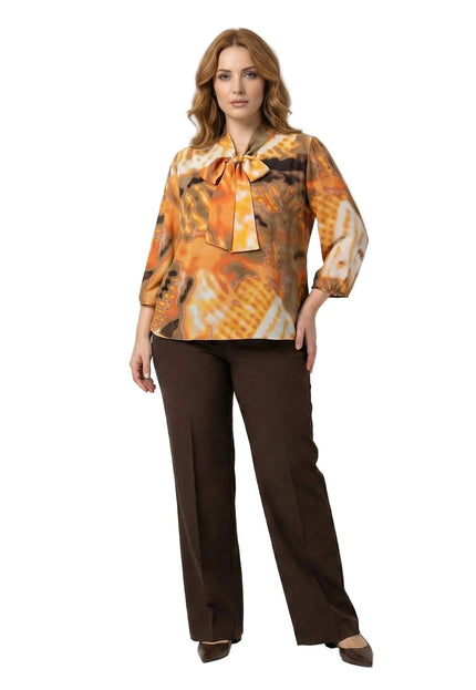 Официална оранжева туника големи размери с панделка и абстрактен десен, представена в цял ръст върху модел.