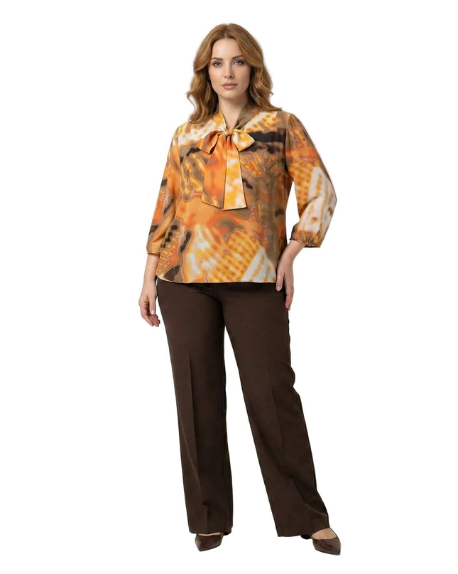 Официална оранжева туника големи размери с панделка и абстрактен десен, представена в цял ръст върху модел.