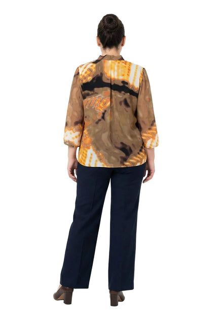 Официална оранжева туника за макси дами с абстрактен принт, снимана отзад. Вижда се гърбът на модела, 7/8 ръкавите и свободната кройка.