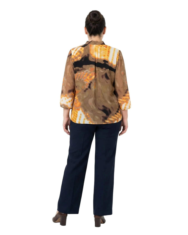 Официална оранжева туника за макси дами с абстрактен принт, снимана отзад. Вижда се гърбът на модела, 7/8 ръкавите и свободната кройка.