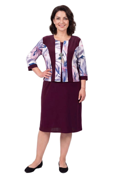 Официална права макси рокля в цвят бордо с абстрактен принт и декоративна брошка, представена в цял ръст на бял фон.