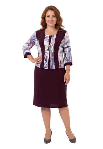 Официална права макси рокля в бордо с ефектна илюзия за сако с абстрактен принт и брошка, показана в цял ръст.