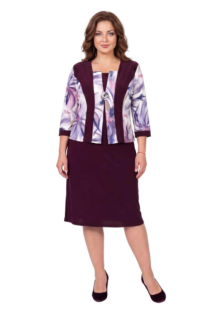 Официална права макси рокля бордо с абстрактен принт и брошка, снимана в цял ръст на бял фон.