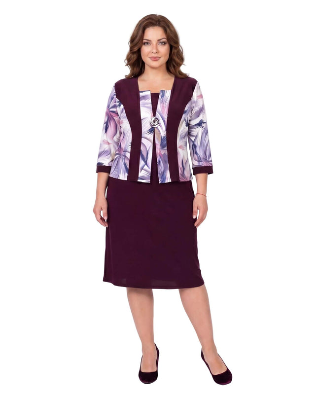 Официална права макси рокля бордо с абстрактен принт и брошка, снимана в цял ръст на бял фон.