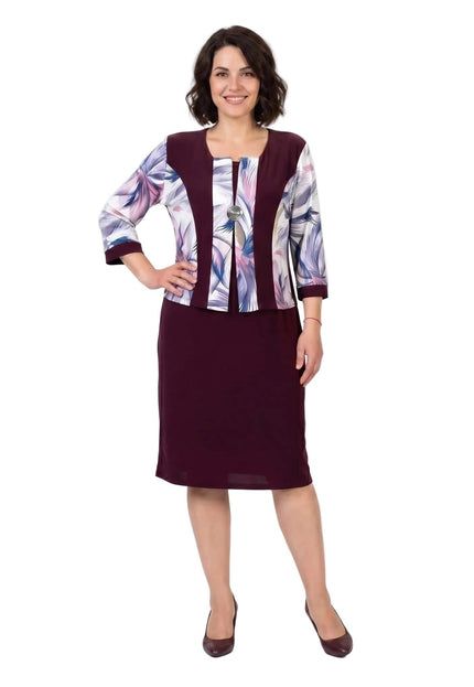 Официална права макси рокля в бордо с абстрактен принт на бял фон в цял ръст.