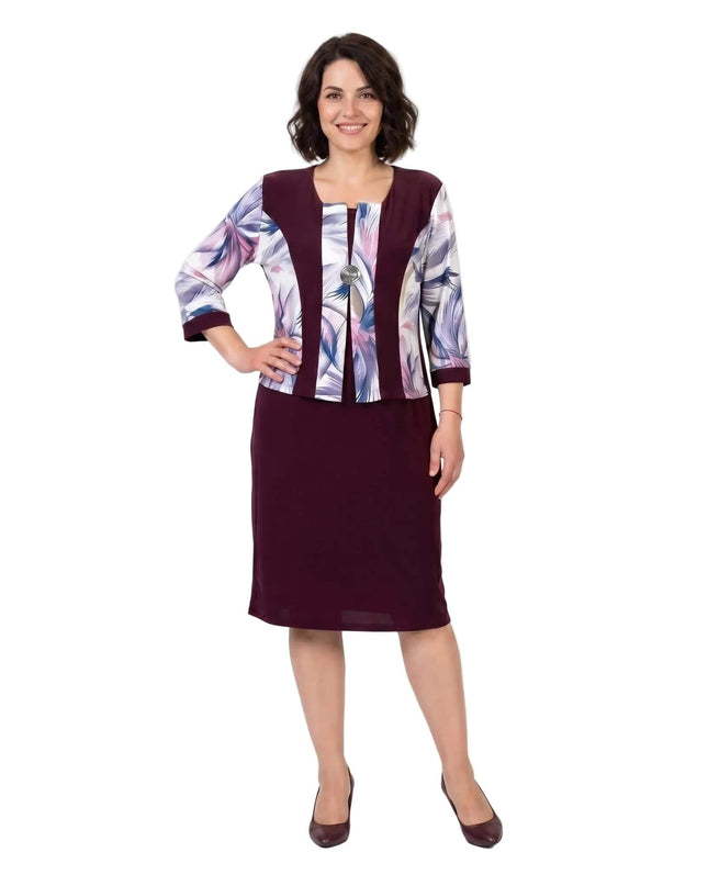 Официална права макси рокля в бордо с абстрактен принт на бял фон в цял ръст.