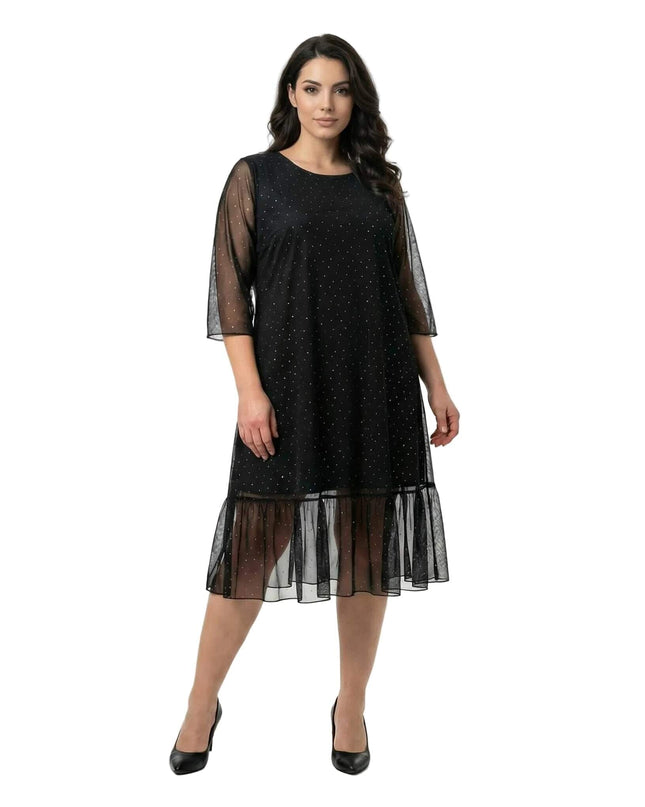 Официална разкроена макси рокля в черно от шифон с камъни и 7/8 ръкави, заснета в цял ръст на бял фон.