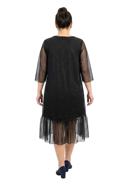 Официална разкроена макси рокля в черно от шифон, заснета в цял ръст отзад, с блестящи камъни и 7/8 ръкави.