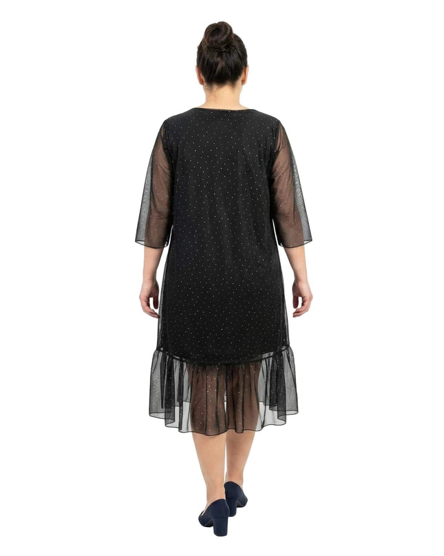 Официална разкроена макси рокля в черно от шифон, заснета в цял ръст отзад, с блестящи камъни и 7/8 ръкави.