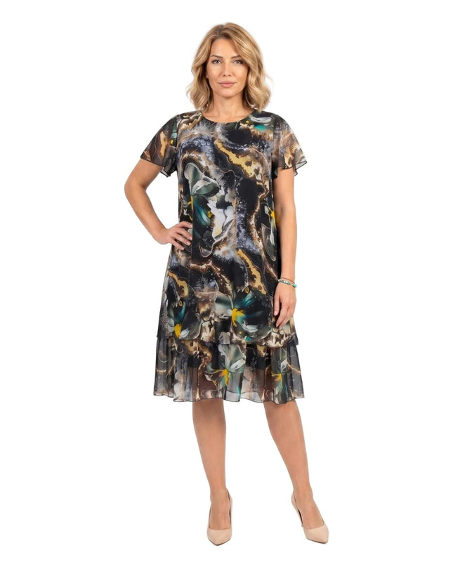 Официална разкроена макси рокля от шифон с многоцветен принт и етажиран подгъв, представена в цял ръст на бял фон.