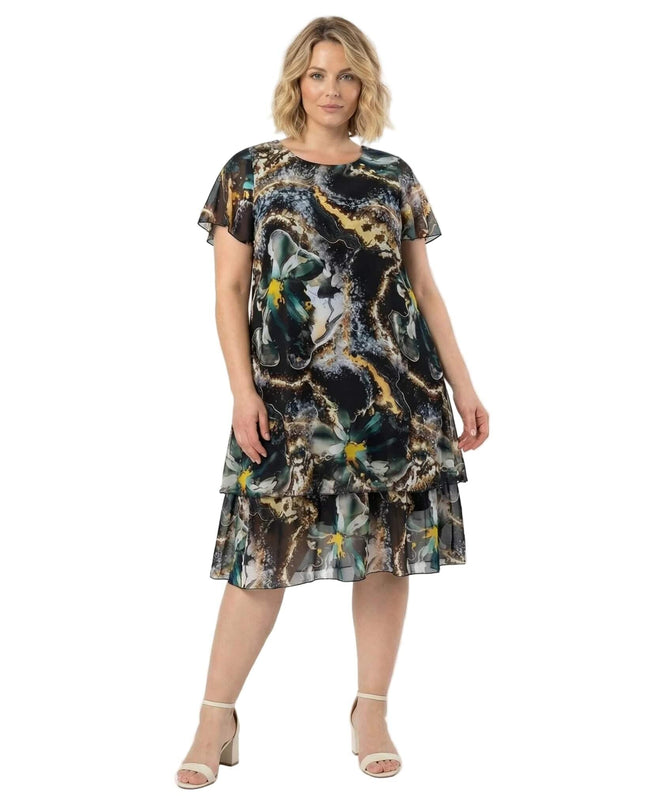 Официална разкроена макси рокля от шифон в шарен десен с флорални елементи. Снимка в цял ръст на модел, показваща ефирната материя и дължината под коляното на бял фон.