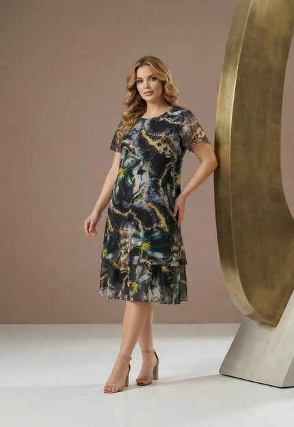 Официална разкроена макси рокля от шифон в шарен десен, цял ръст, с къси ръкави и дължина под коляното.