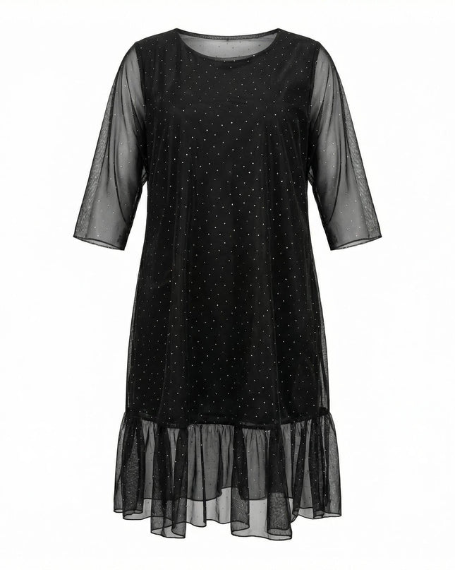 Елегантна черна макси рокля от шифон с декоративни камъни и 7/8 ръкави, разкроен модел с волан в долната част, заснета в цял ръст на бял фон