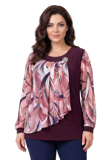 Официална разкроена макси туника в цвят бордо с ефирен цветен шифон и красива брошка. Моделът е с дълъг ръкав и е сниман отпред на бял фон.