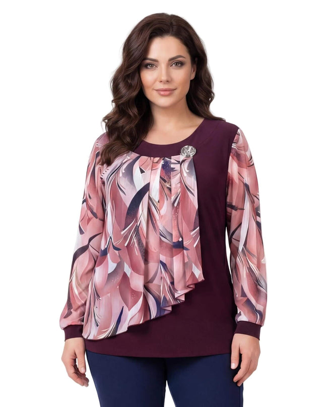 Официална разкроена макси туника в цвят бордо с ефирен цветен шифон и красива брошка. Моделът е с дълъг ръкав и е сниман отпред на бял фон.