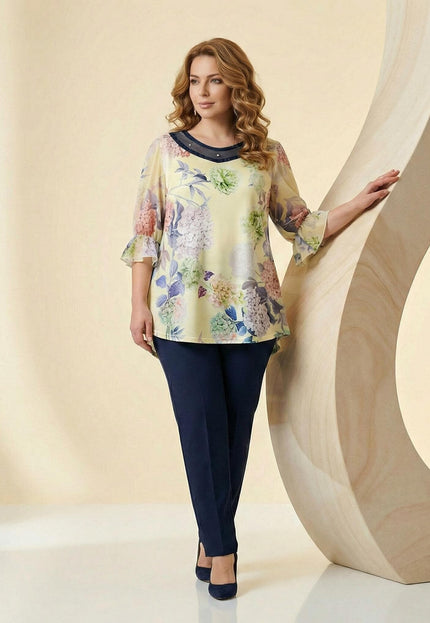 Официална разкроена макси туника в жълто с красив флорален принт и перли на деколтето, заснета в цял ръст върху модел.