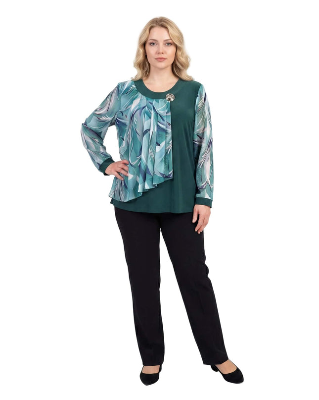 Официална разкроена макси туника в масленозелен цвят с асиметричен шифон на цветя и брошка, показана в цял ръст на бял фон.