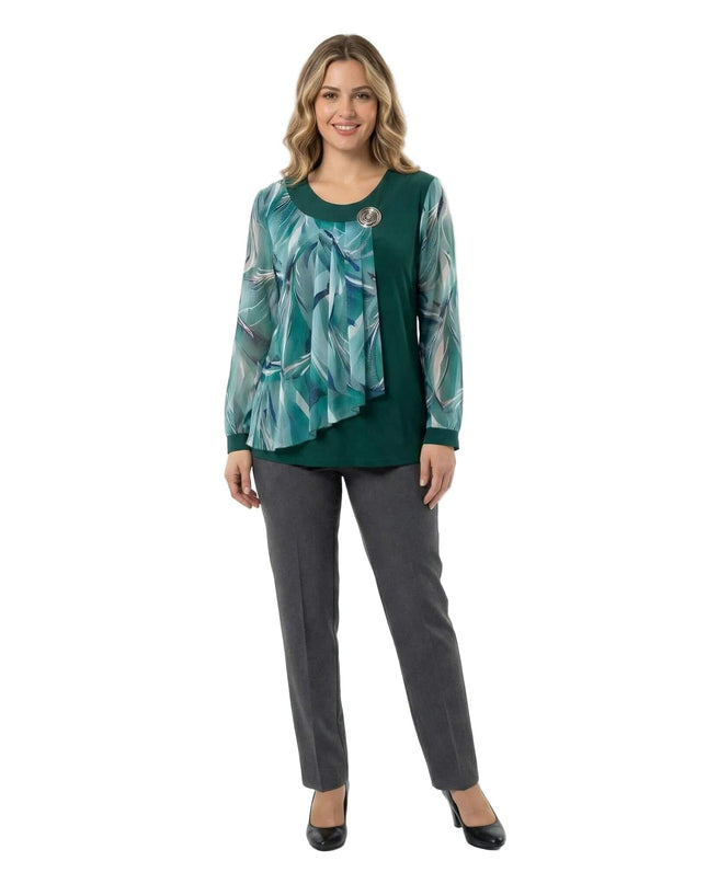 Елегантна макси туника в масленозелено с асиметричен флорален шифон и декоративна брошка, представена в цял ръст върху бял фон.