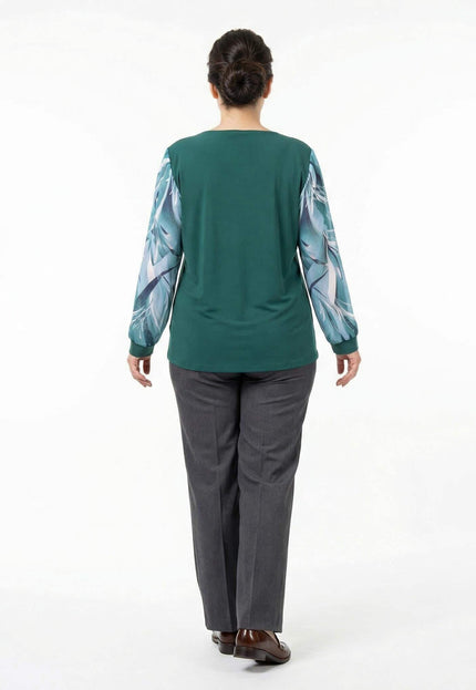 Официална разкроена макси туника в масленозелен цвят с ефирни ръкави на цветя, изглед отзад в цял ръст.