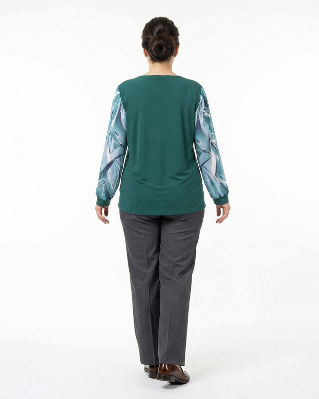 Официална разкроена макси туника в масленозелен цвят с ефирни ръкави на цветя, изглед отзад в цял ръст.