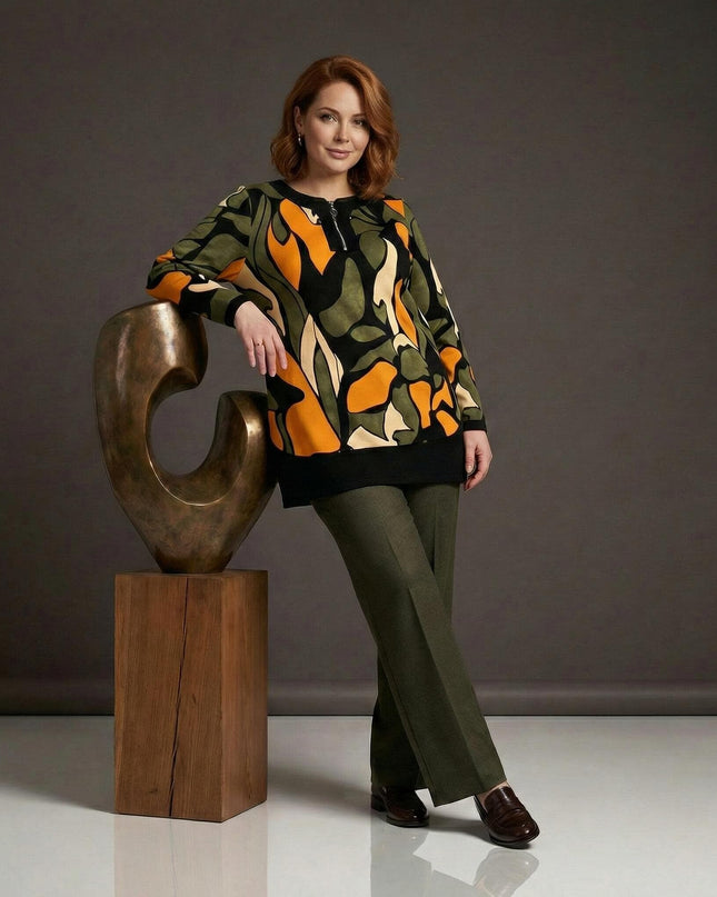 Официална разкроена макси туника с цип и абстрактен десен в зелено и оранжево, представена върху модел в цял ръст.