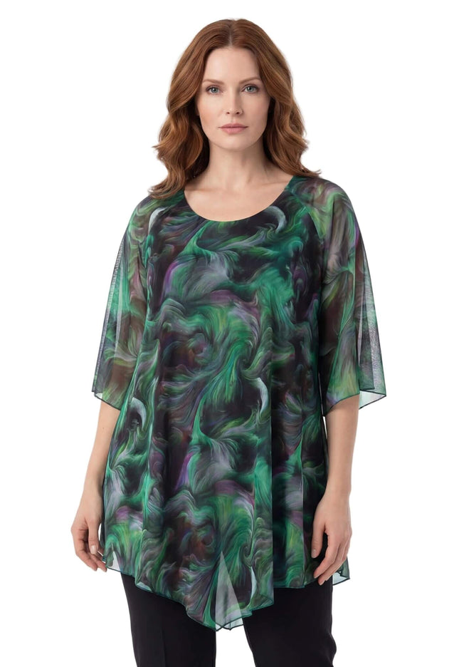 Официална разкроена макси туника с абстрактен принт в зелени и лилави нюанси, асиметрична линия и 3/4 ръкави, заснета отпред.