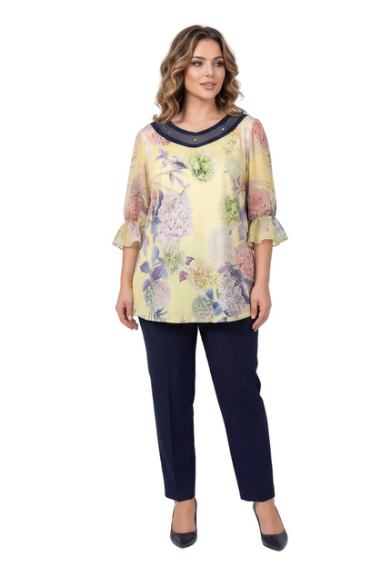 Официална разкроена макси туника в жълто с флорален принт и перли, заснета в цял ръст върху бял фон