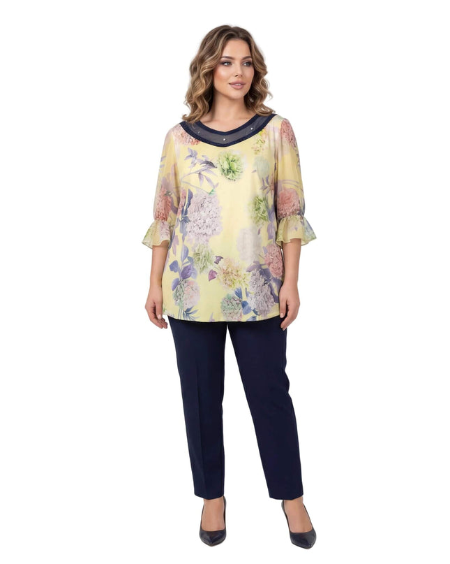 Официална разкроена макси туника в жълто с флорален принт и перли, заснета в цял ръст върху бял фон