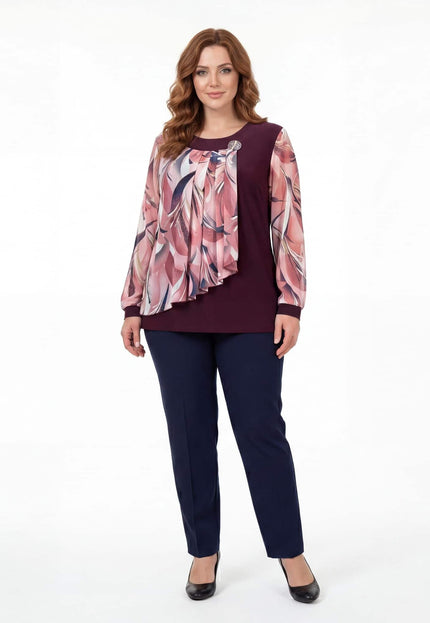 Официална разкроена макси туника в бордо с ефирен цветен шифон и елегантна брошка, представена в цял ръст.