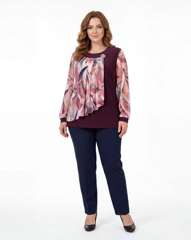 Официална разкроена макси туника в бордо с ефирен цветен шифон и елегантна брошка, представена в цял ръст.