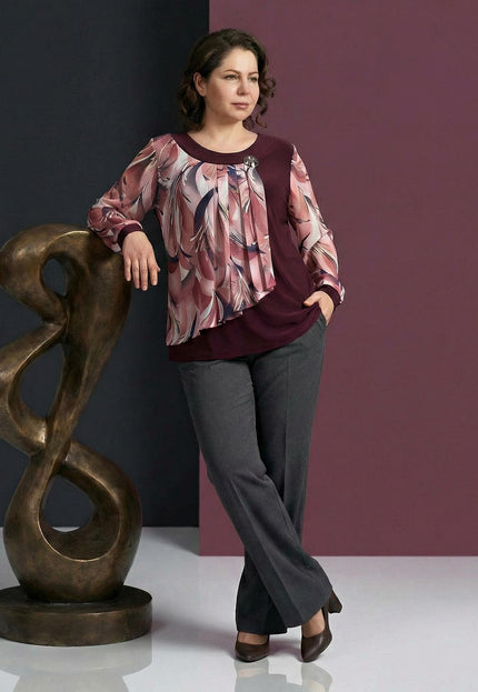 Официална разкроена макси туника в бордо с предна част от цветен шифон и брошка, представена в цял ръст върху модел до декоративна скулптура.