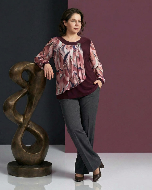 Официална разкроена макси туника в бордо с предна част от цветен шифон и брошка, представена в цял ръст върху модел до декоративна скулптура.