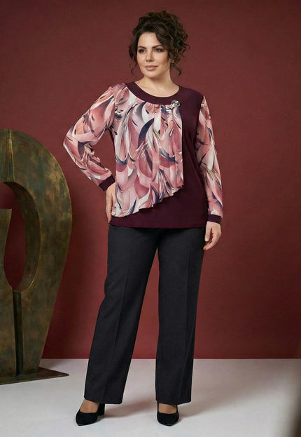 Официална разкроена макси туника в бордо с цветен шифон и декоративна брошка, показана в цял ръст върху модел с тъмен панталон.