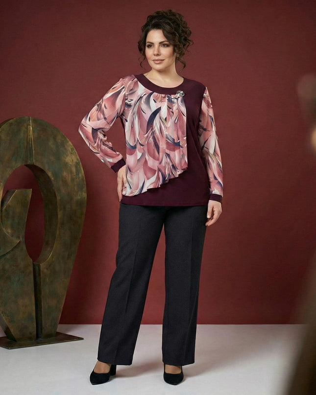 Официална разкроена макси туника в бордо с цветен шифон и декоративна брошка, показана в цял ръст върху модел с тъмен панталон.