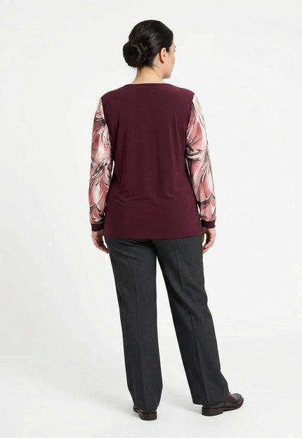 Официална разкроена макси туника в бордо с цветен шифон, поглед отзад, показващ изчистения гръб и десена на ръкавите.