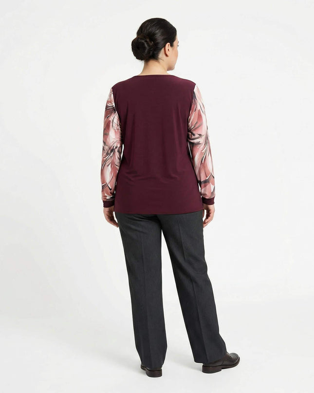 Официална разкроена макси туника в бордо с цветен шифон, поглед отзад, показващ изчистения гръб и десена на ръкавите.