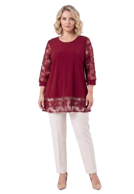 Официална разкроена макси туника в цвят бордо с ефирни ръкави от флорален тюл, представена в цял ръст на бял фон.