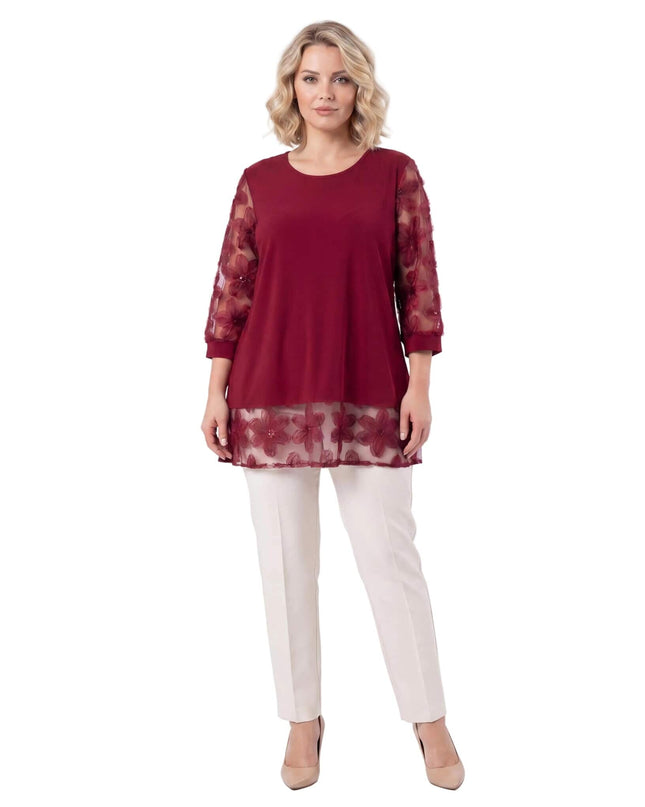 Официална разкроена макси туника в цвят бордо с ефирни ръкави от флорален тюл, представена в цял ръст на бял фон.