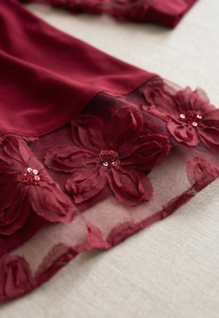 Детайл отблизо на официална макси туника в цвят бордо, разкриващ красиви флорални мотиви от тюл с блестящи пайети.