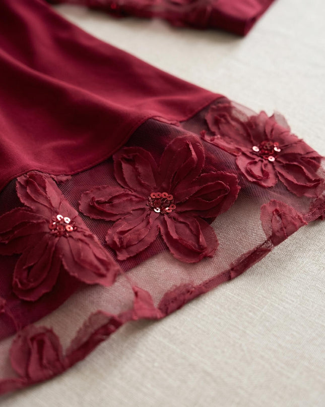 Детайл отблизо на официална макси туника в цвят бордо, разкриващ красиви флорални мотиви от тюл с блестящи пайети.