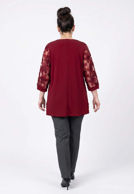 Изглед отзад на официална разкроена макси туника в цвят бордо, открояваща се с ефирни ръкави от флорален тюл, заснета в цял ръст на бял фон.