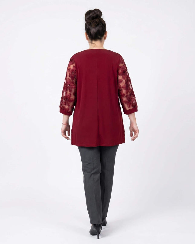 Изглед отзад на официална разкроена макси туника в цвят бордо, открояваща се с ефирни ръкави от флорален тюл, заснета в цял ръст на бял фон.