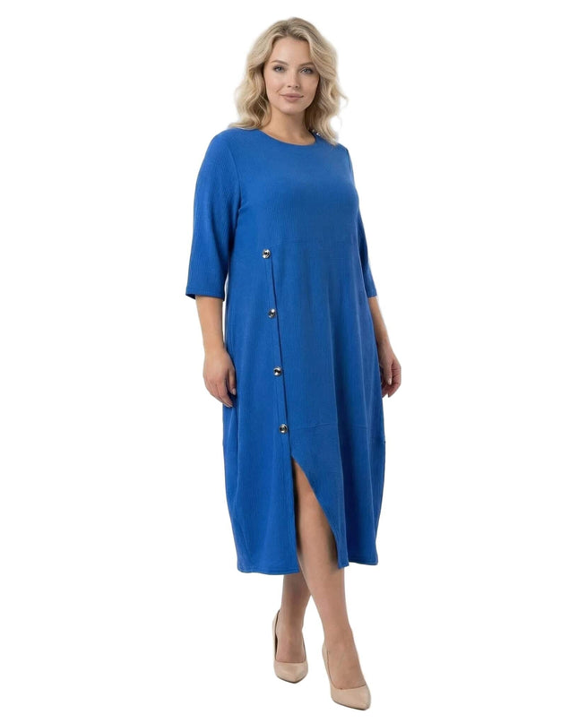 Официална разкроена рокля големи размери в кобалтово синьо с асиметричен шев и копчета. Кадър в цял ръст отпред на бял фон.