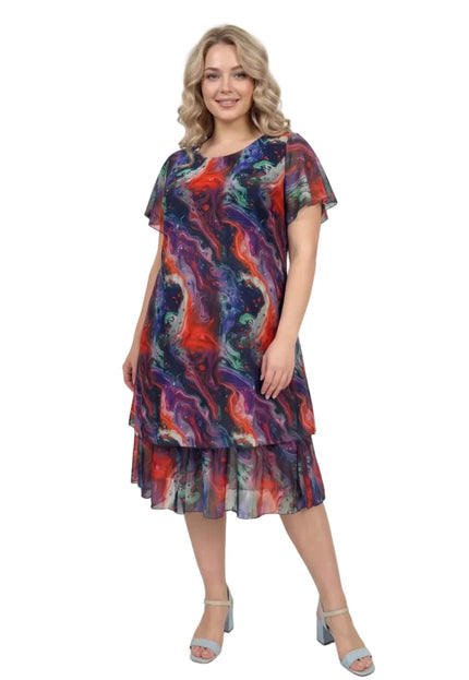 Официална разкроена рокля от пъстър шифон с абстрактен принт и многопластов дизайн. Моделът е заснет в цял ръст на бял фон.