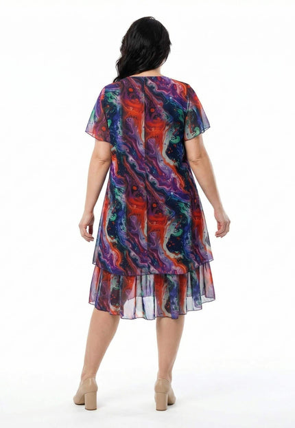 Официална разкроена рокля големи размери от пъстър шифон, заснета в цял ръст отзад на бял фон, показваща абстрактния принт.