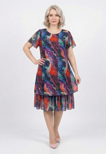 Официална разкроена рокля големи размери от пъстър шифон с абстрактен принт и къси ръкави, представена в цял ръст.
