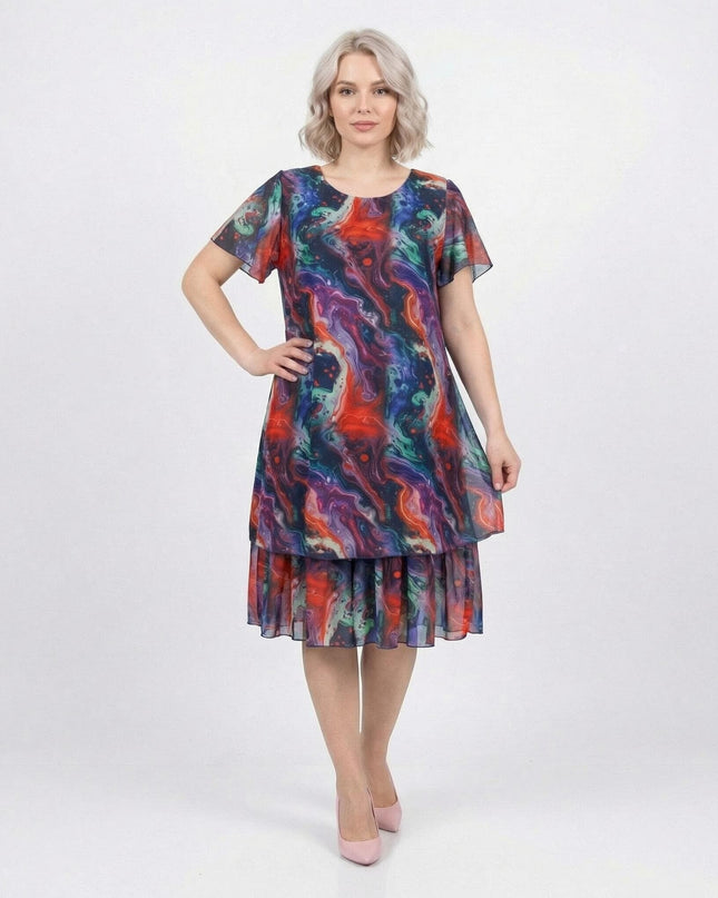 Официална разкроена рокля големи размери от пъстър шифон с абстрактен принт и къси ръкави, представена в цял ръст.