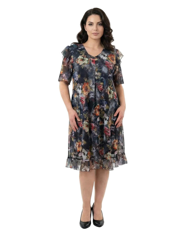 Дамска официална рокля от шифон на цветя с разкроена кройка, заснета в цял ръст отпред. Виждат се ефирните ръкави и завършващият къдр на подгъва.