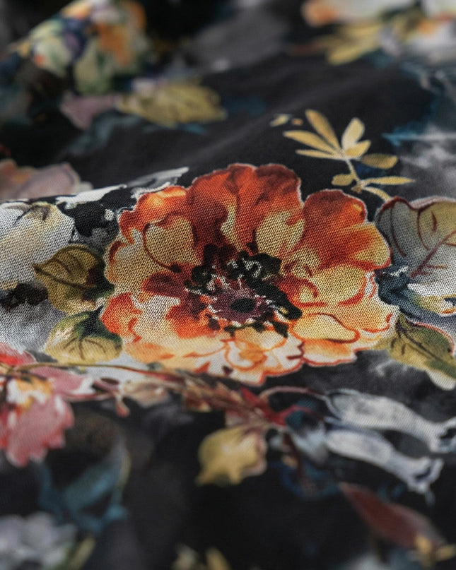 Детайл отблизо на материята на официална разкроена рокля от шифон, разкриващ текстурата на плата и живописния флорален десен с оранжеви цветя.