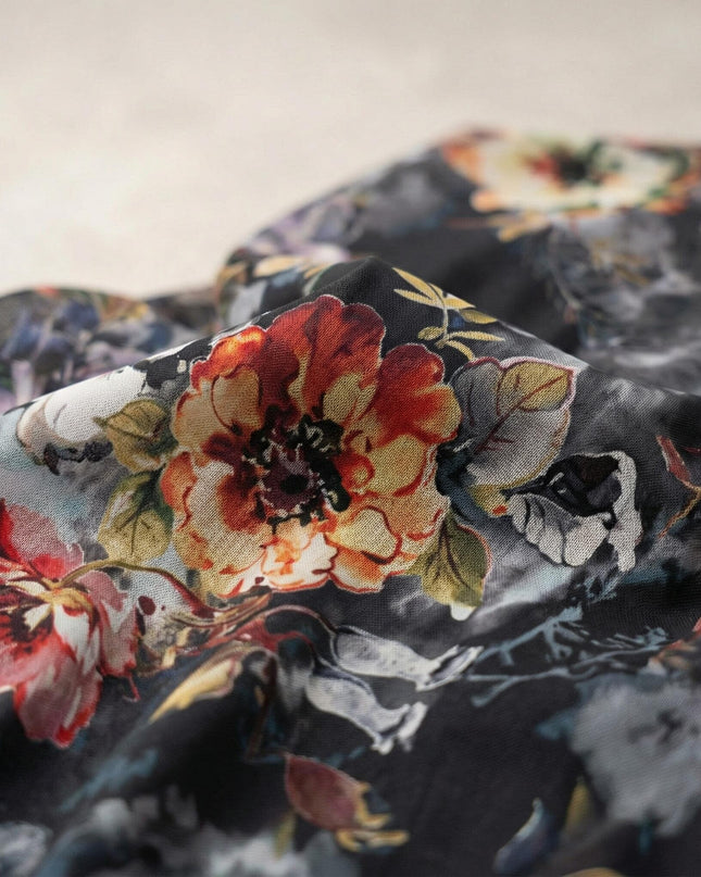 Детайлен кадър отблизо на материята на официална разкроена рокля от шифон, показващ текстурата и живописния флорален принт в червено и жълто.